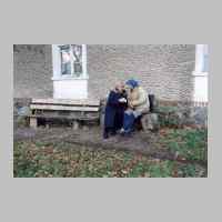 104-1122 November 2003. Frau Kenzler und Eva vor dem Wohnhaus Klein..JPG
